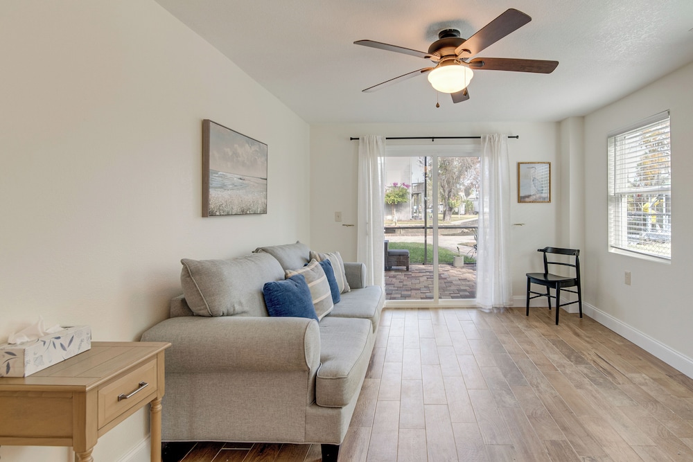 Waterfront Gem on Weeki Wachee River w/ Boat Slip!