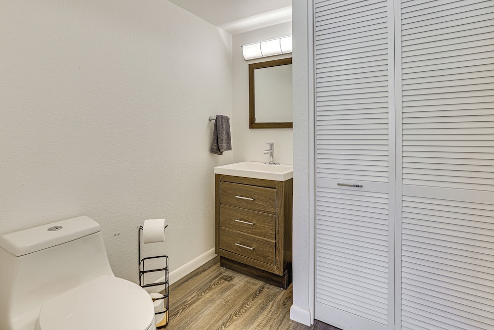 2 Mi to Old Town & Mall: Townhome w/ Pool Access!