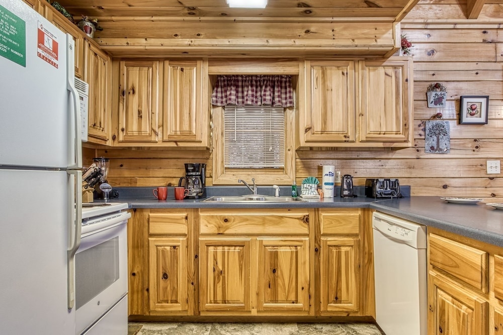 Er313- Crosswinds- Great Location- Close To Town 5 Bedroom Cabin view 3