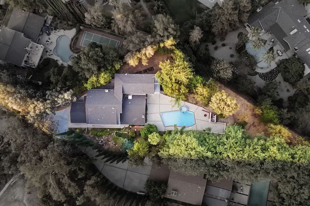 Pacific Dreams at Woodland Hills Distinguished 8 Br 6 5 BA Residence With Pool and Spa Sleeps 16