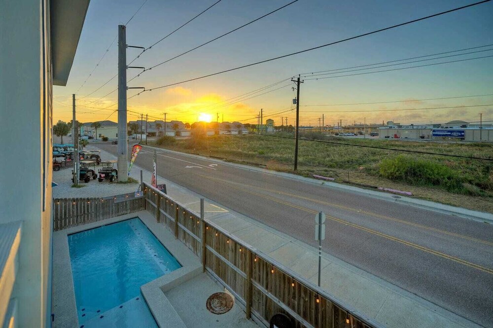 Sleeps 24, 2 Homes 2blocks to the Beach, Pool, Game Room, Patio w/ Outdoor Bar