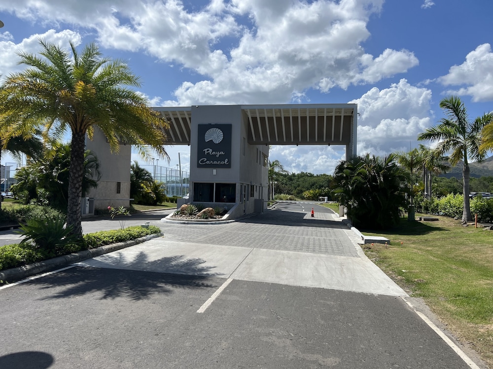 Hotel Playa Caracol - Image 1