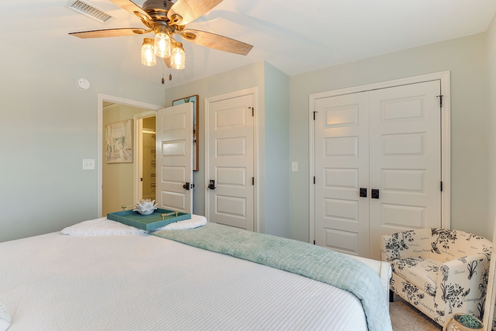 Boat, Fish & Walk to Beach: Waterfront Destin Gem!