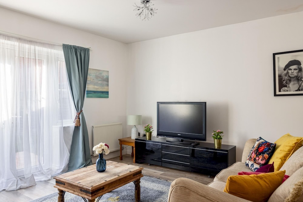 Superb 3-bed House With Parking Garden in London
