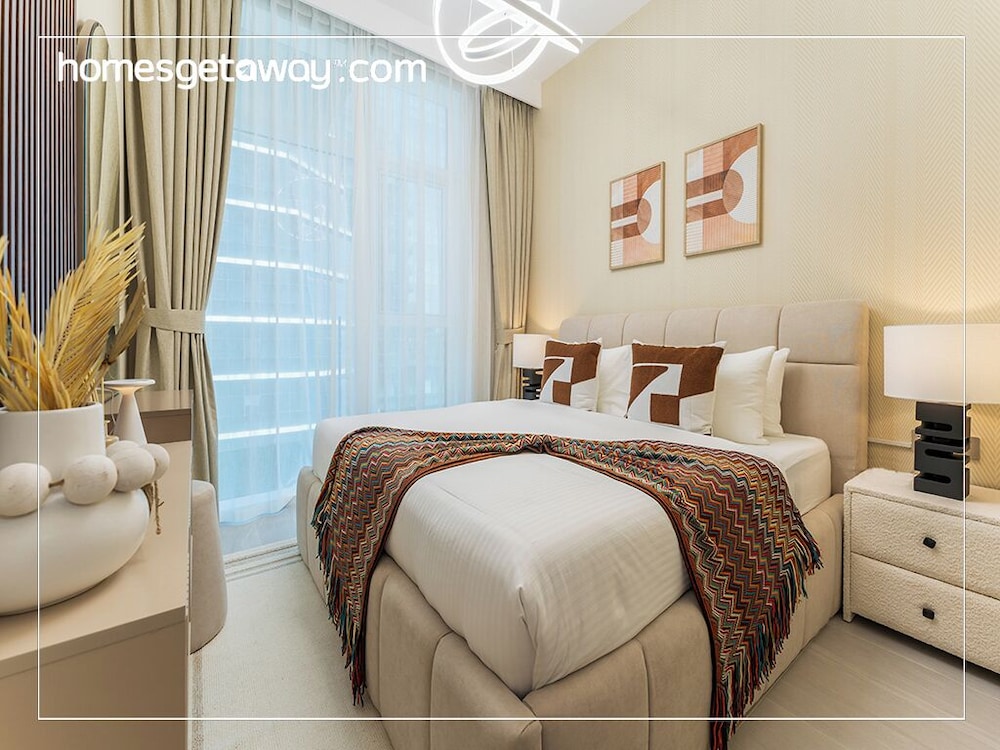 2BR Luxury with Stunning Lake View in Business Bay