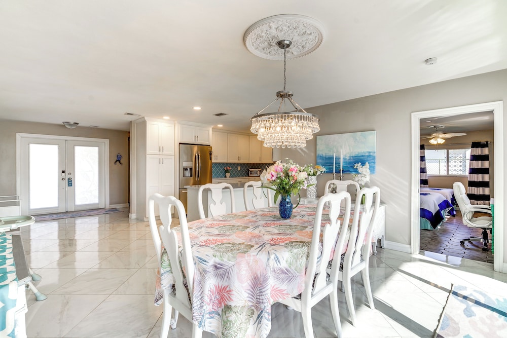 Centrally Located Cocoa Beach Haven: Walk to Shore