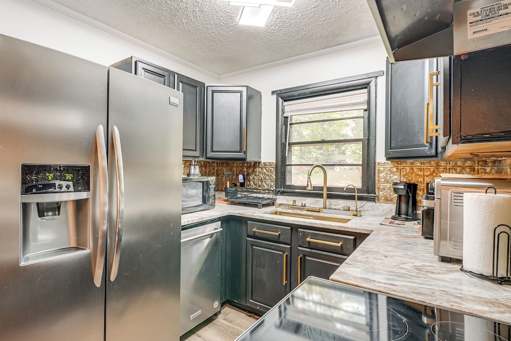5 Mi to Town: Pet-friendly Retreat in Marietta!