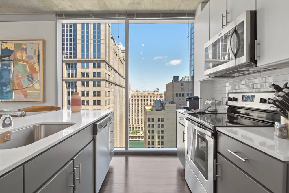 Loop City Views 2BR Apt Near Riverwalk