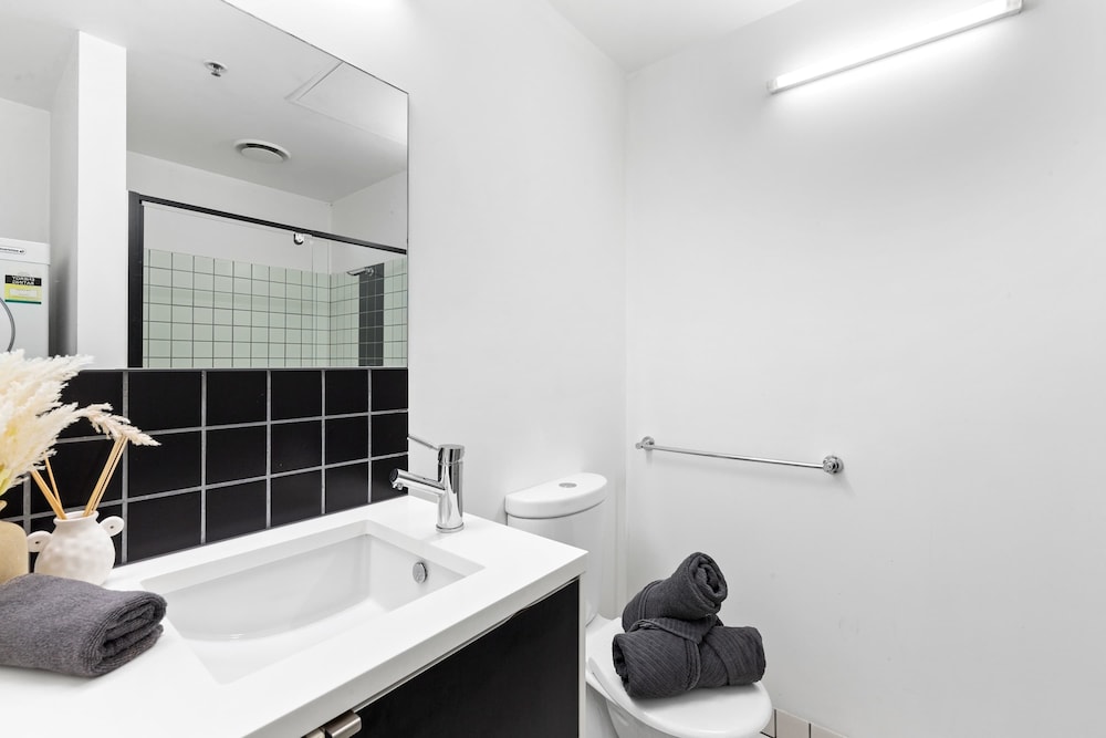 Cozy & Central 2BR Stay, Near Cbd, Free Parking