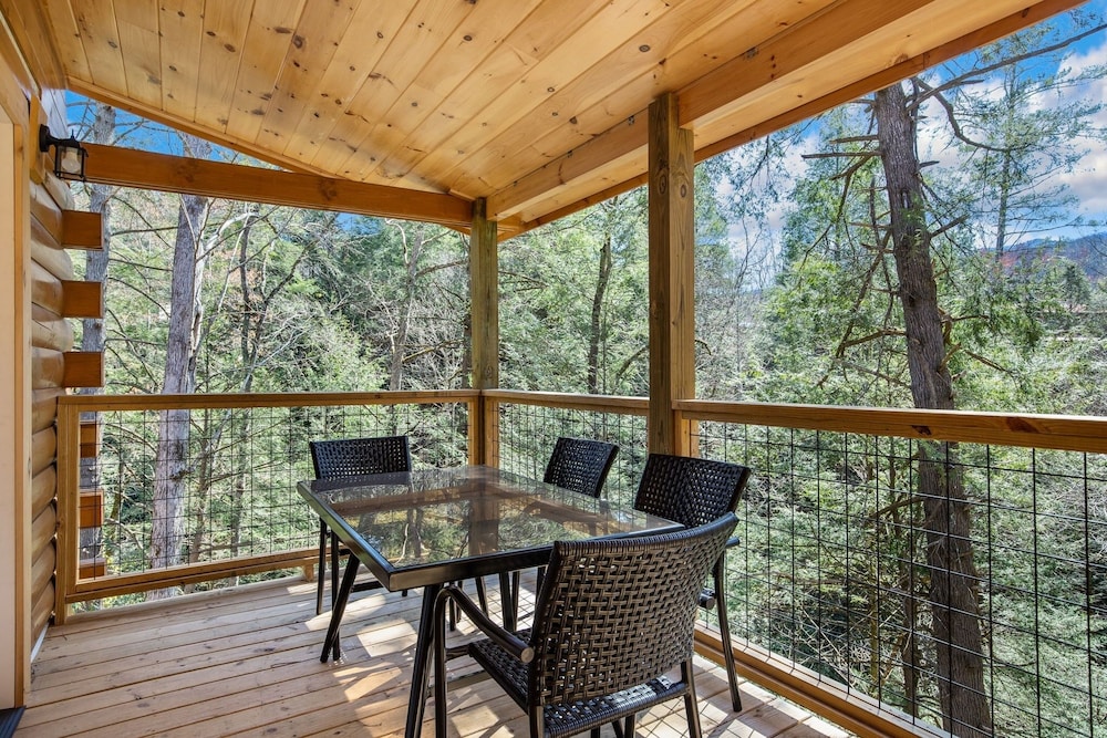 211 Misty Mountain Getaway 4 Bedroom Cabin