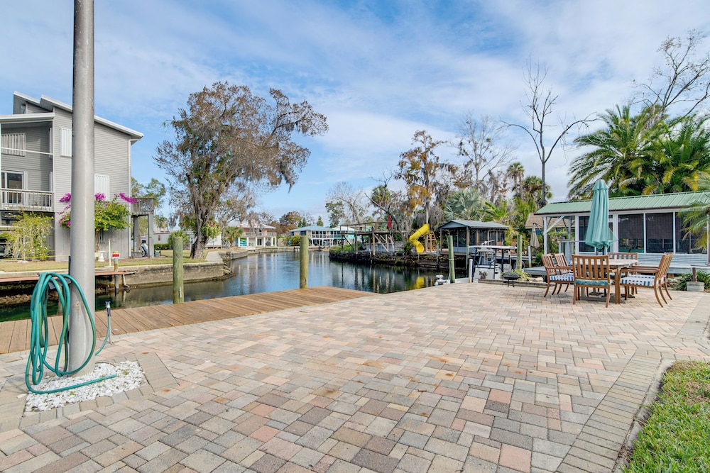 Waterfront Gem on Weeki Wachee River w/ Boat Slip!