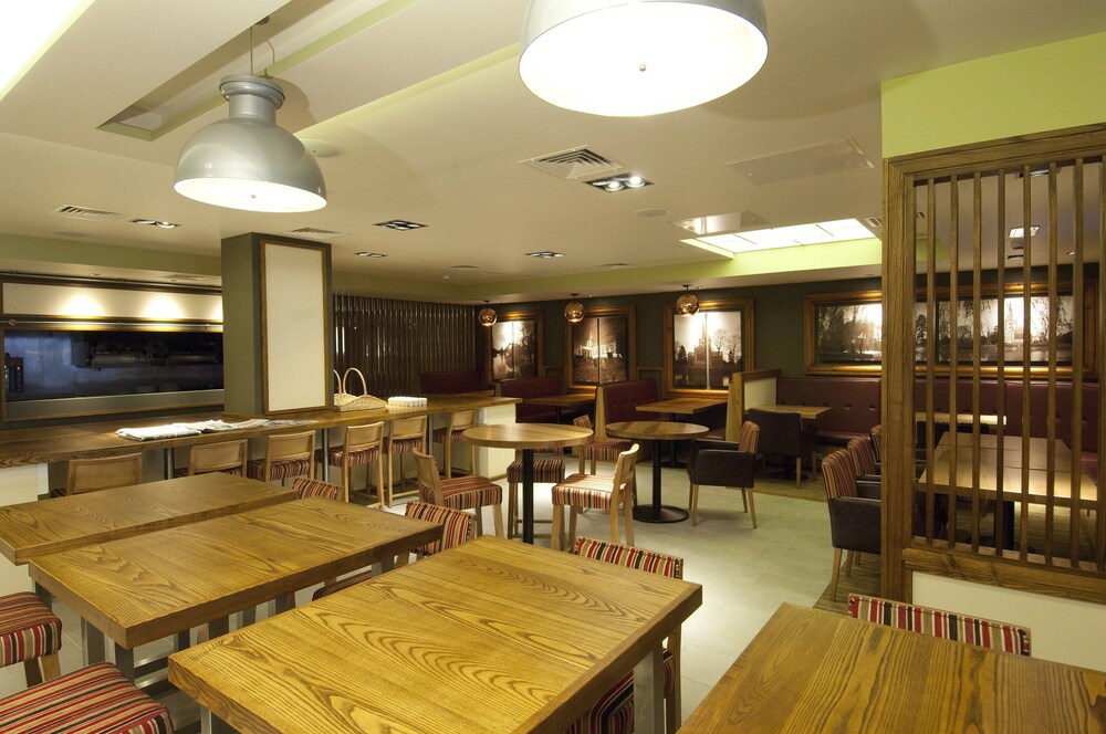 Premier Inn Stratford-Upon-Avon Central 4