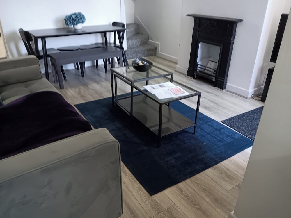 4 Bed-sleeps 9-private Garden-free Parking