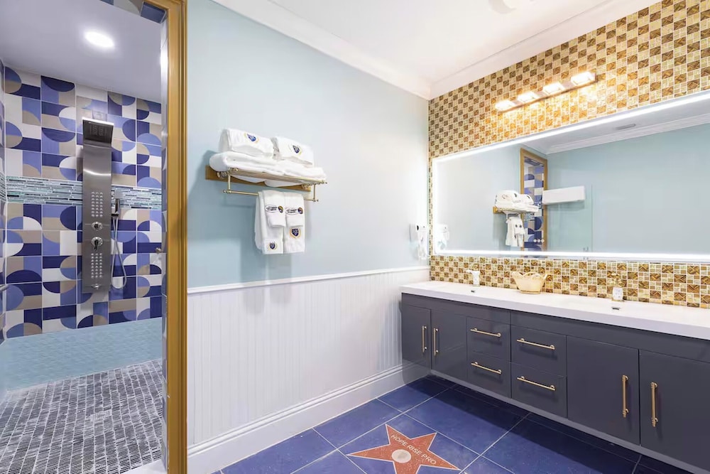 Luxury Mansion w Pool Sleeps 60