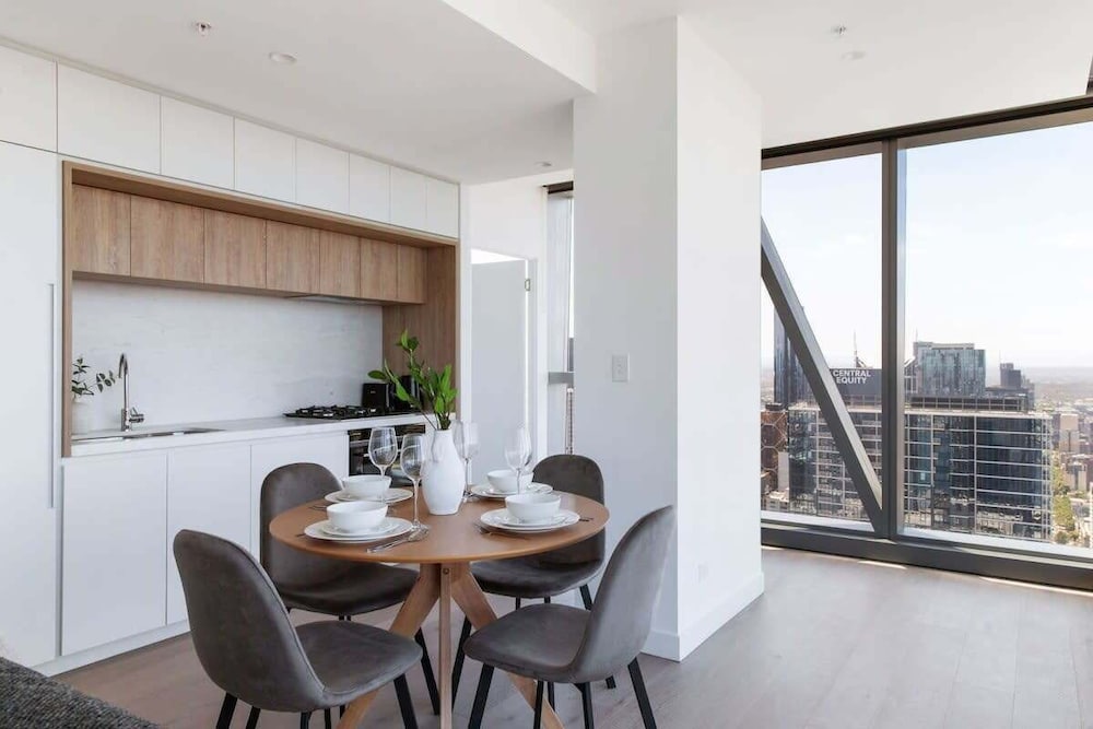A 2BR Apt With Stunning City Views, Free Parking