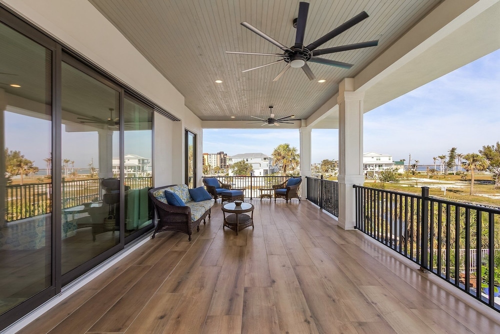 749 Paradise Pointe New Luxury Build 7 Bedroom Home