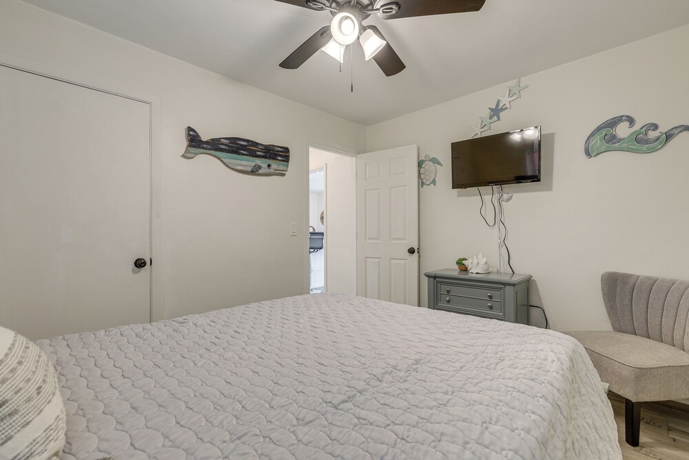 Walk to Shops & Dining: Downtown Stuart Home!