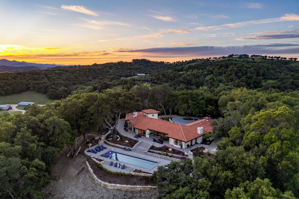 Rancho Robles by Avantstay Vineyard Villa w/ Views, Pool & Privacy