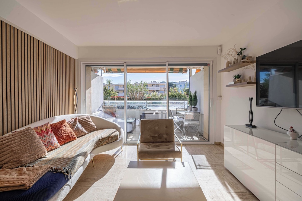 Charming Apartment on Boulevard Alexandre III