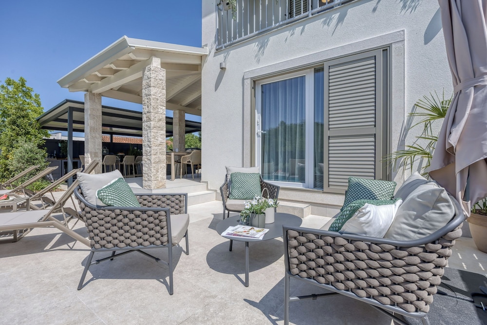 Villa Aria With Pool and Whirlpool