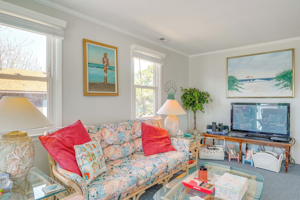 1 Mi to Avalon Pier: Charming Coastal Cottage!