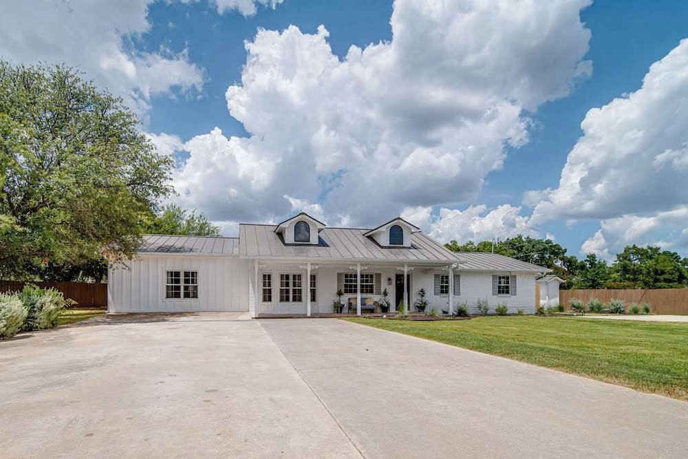 108 Wisteria Dr