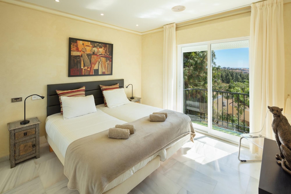 Large Luxury Family Villa 500m From Beach