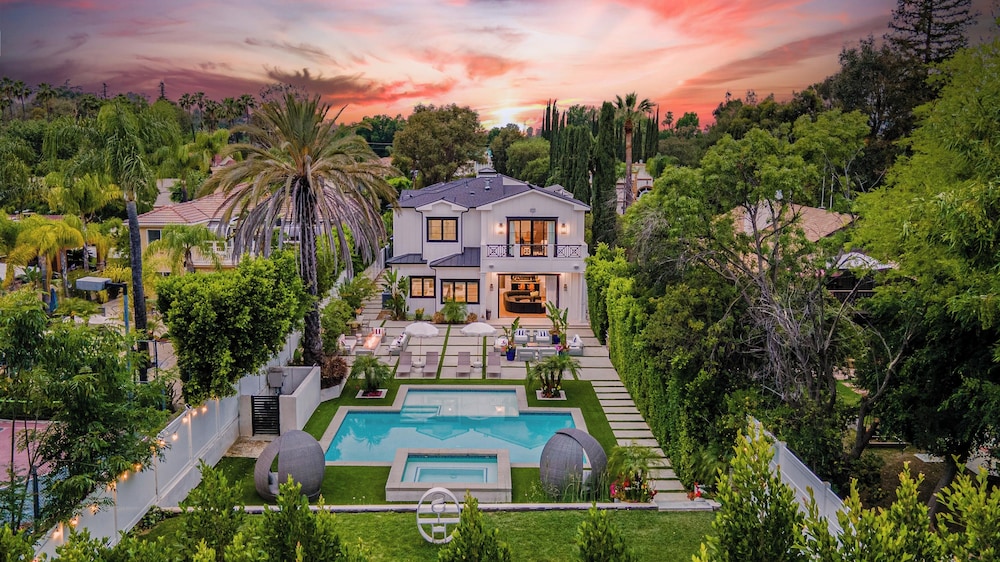 Otis Ave - Modern Farmhouse Retreat w/ Pool, Spa & Luxe Interiors