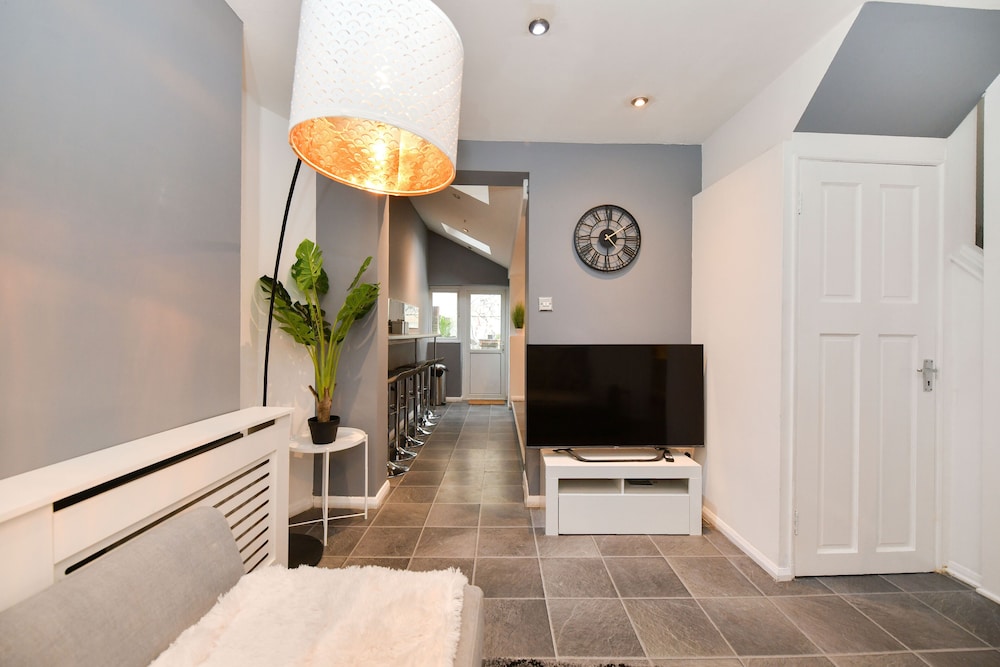 Impeccable 4-bed House With Garden in Brixton