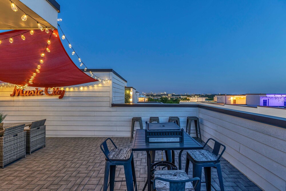 New Rooftop With City Views Game Room DT Nash