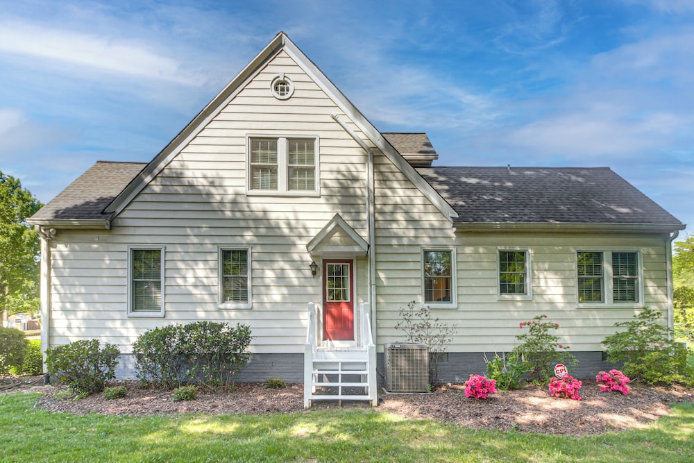 Walk to Dining & Shops: Historic Belmont Home
