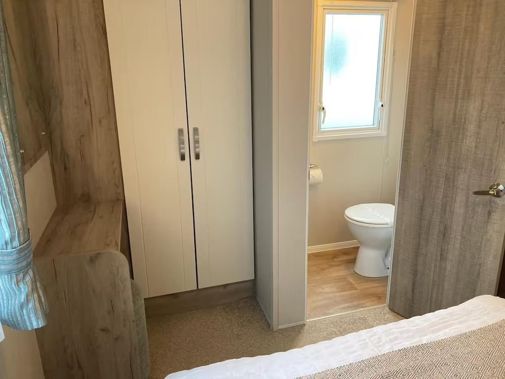 Caravan-sleep8-hottub-freep-balcony-familyfriendly