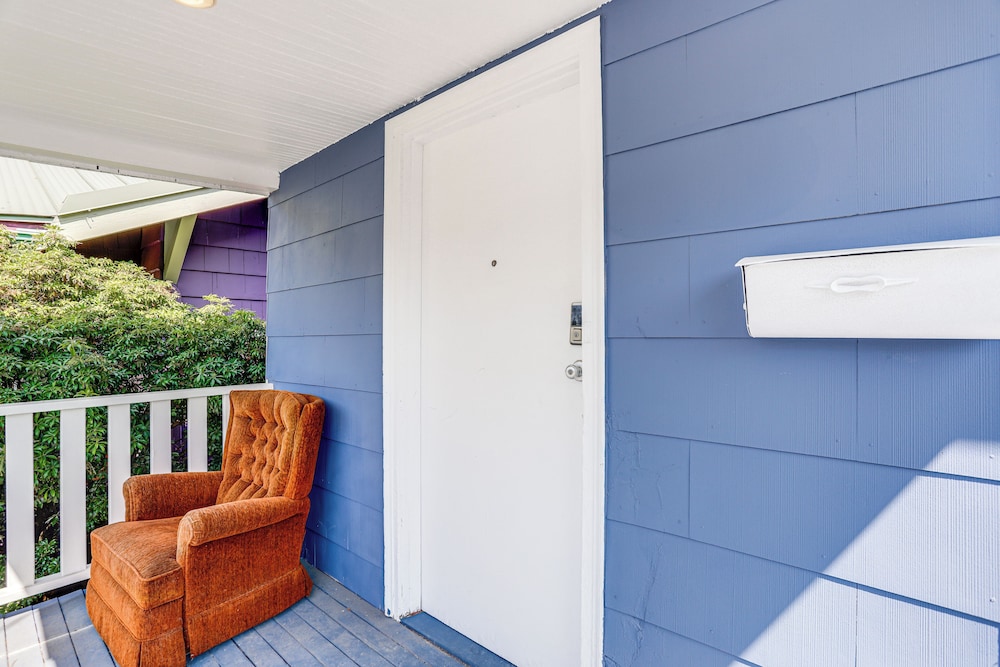 1 Mi to Green Lake: Family-friendly Seattle Home