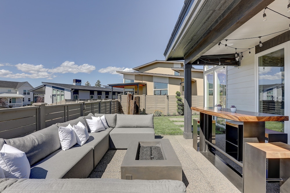 Ruby Peak *30 Day Minimum 4 Bedroom Home by RedAwning