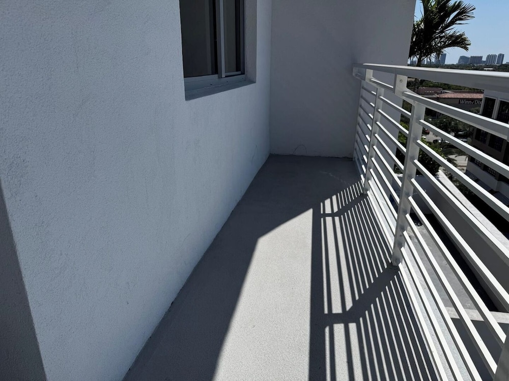 Chic 2BR Downtown Fort Lauderdale Apt w/ Pool