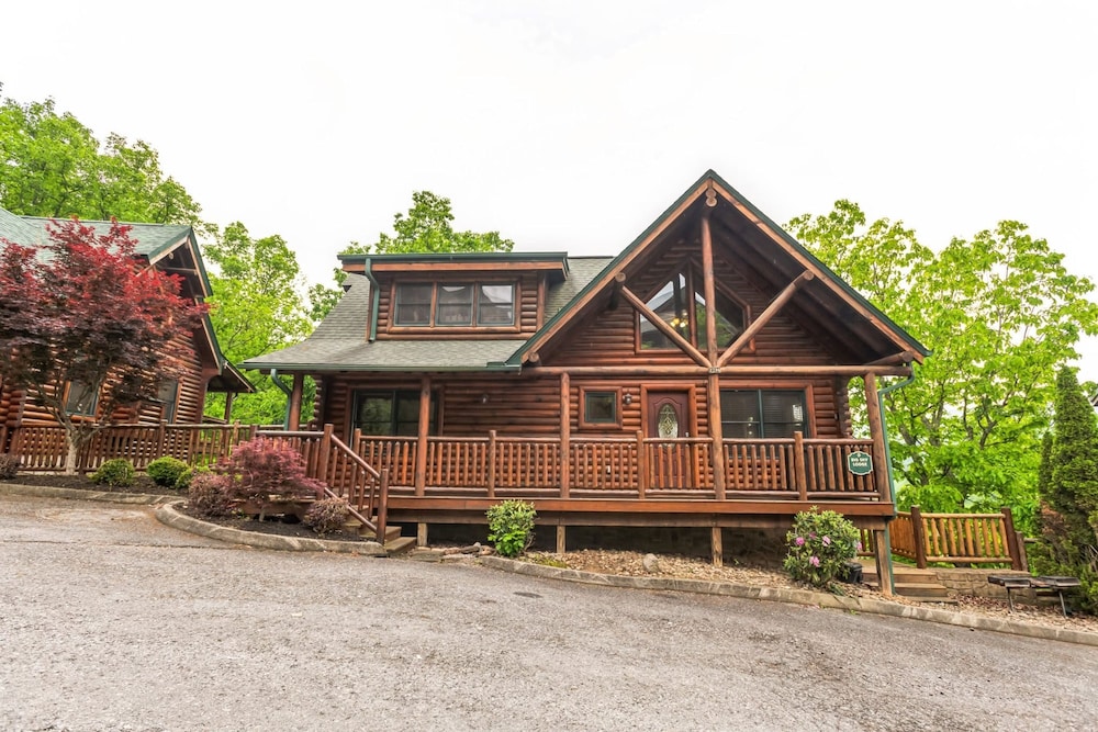 Summit View Way Resort Cabin w Hot Tub Deck w Views Pool Table