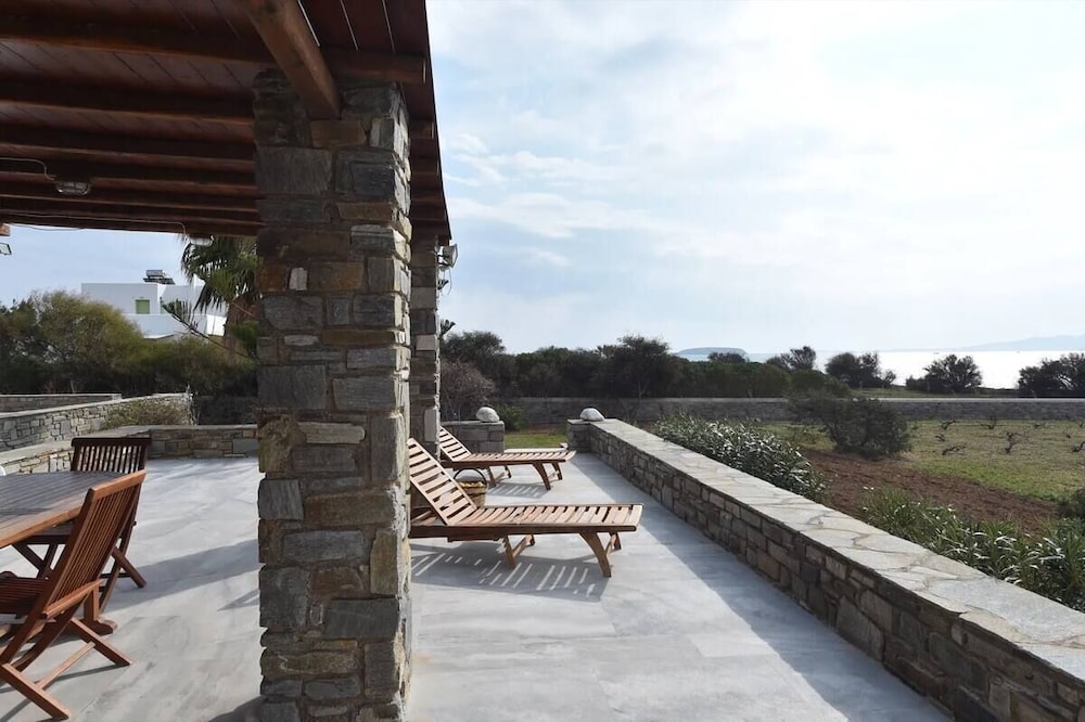 Cycladic home in Kampos by GHH