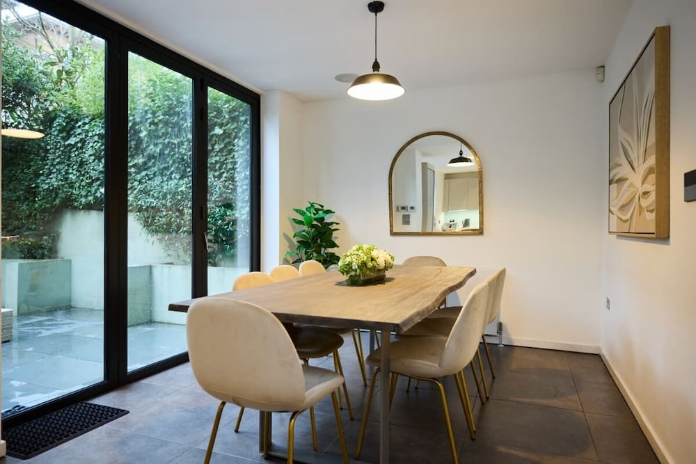 The South Hampstead Hideaway - Stylish 6bdr Home