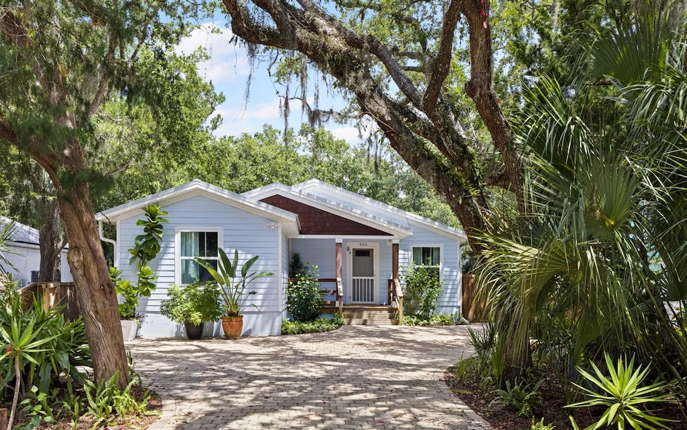 Hidden Grove Hot Tub Deck w Lounge 2 Blocks to the Beach