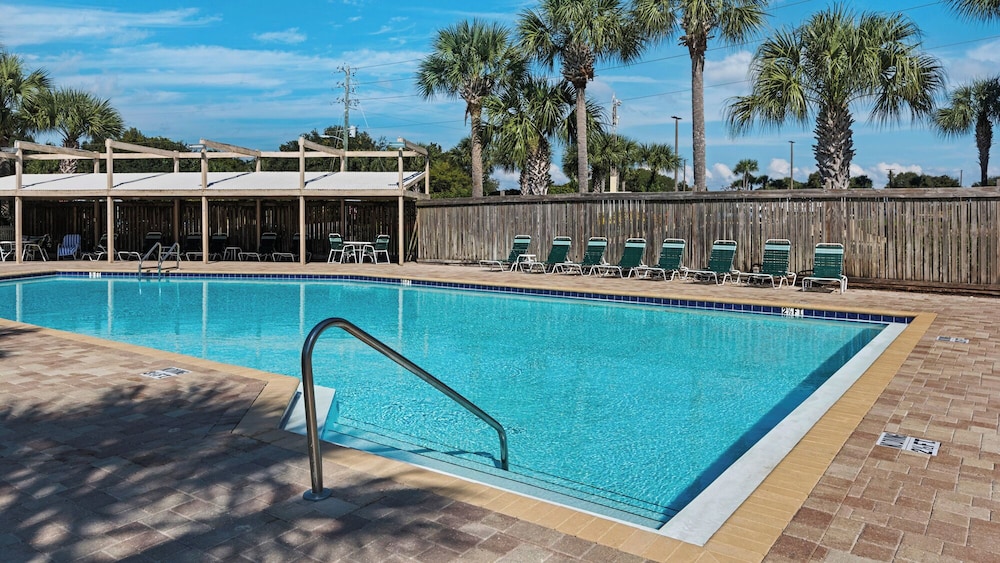 Sleeps 8 w/ Resort Pools, Tennis, Golf & Beach Access + Attraction Tickets!