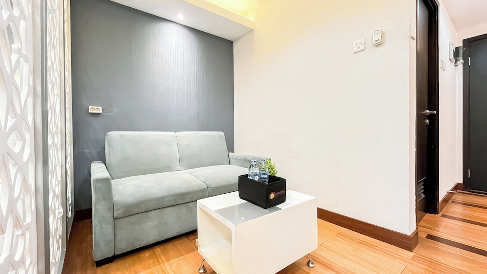 Good Location Studio At Apartment Tamansari The Hive Near Lrt Station