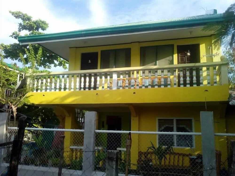 Guanna's Place Room and Resto Bar