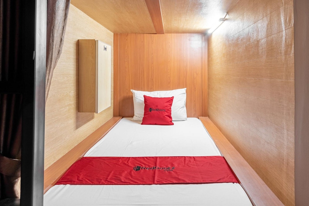 RedDoorz Hostel near LTC Glodok view 3