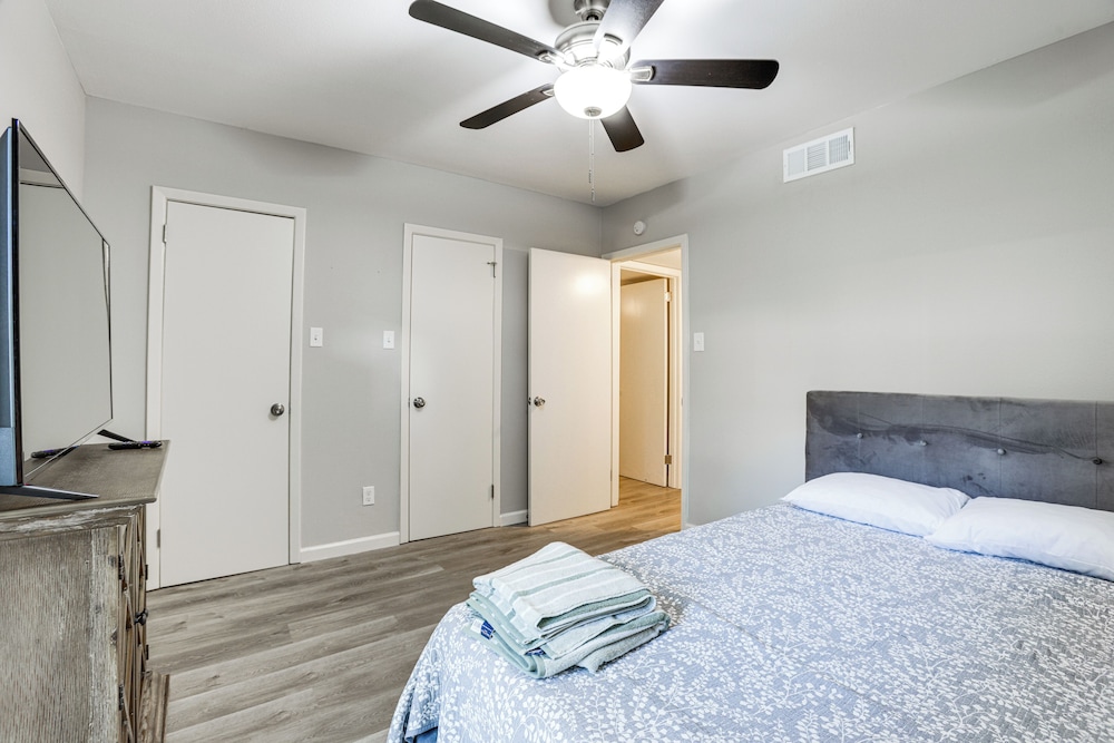 2 Mi to The Galleria: Uptown Houston Retreat!