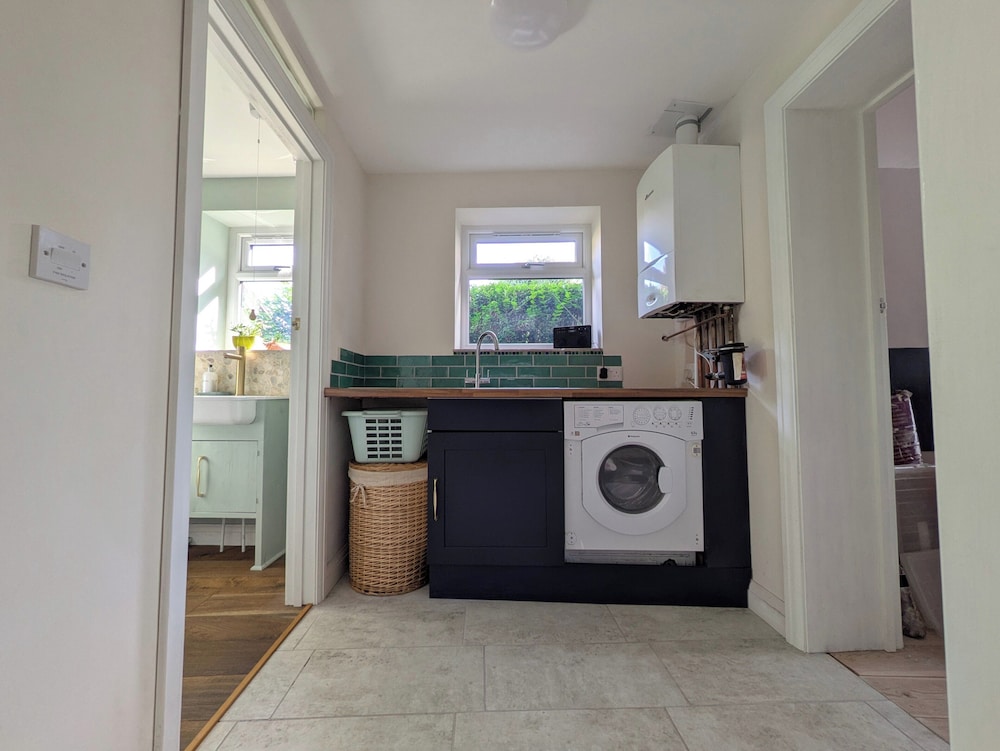 Cherry View House. 3-beds - Sleeps up to 8, Garden & Parking. Short Stays of all Types Welcome