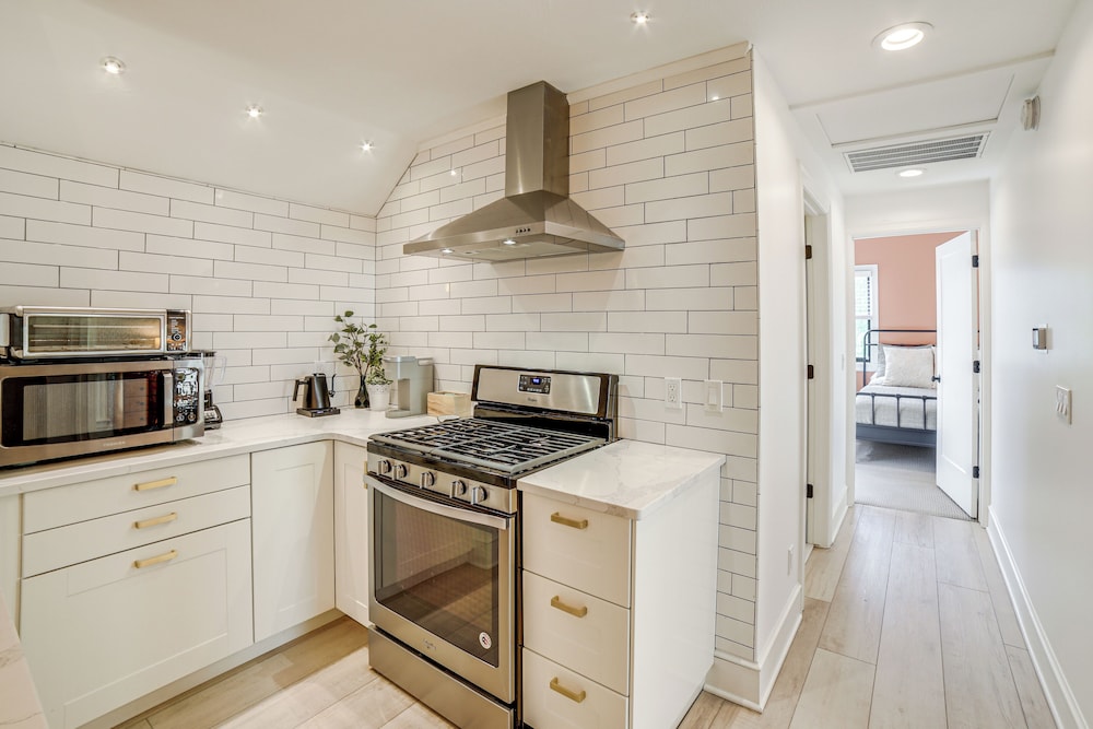 1 Mi to Dtwn Grand Rapids: Chic Condo w/ Balcony!