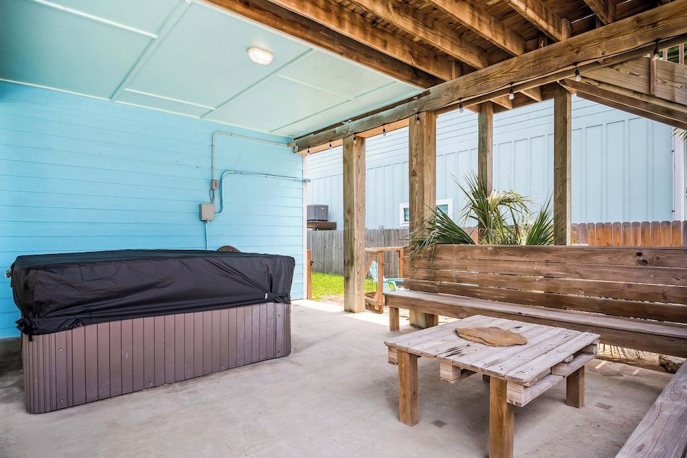 Fin and Feather - Cozy for 8