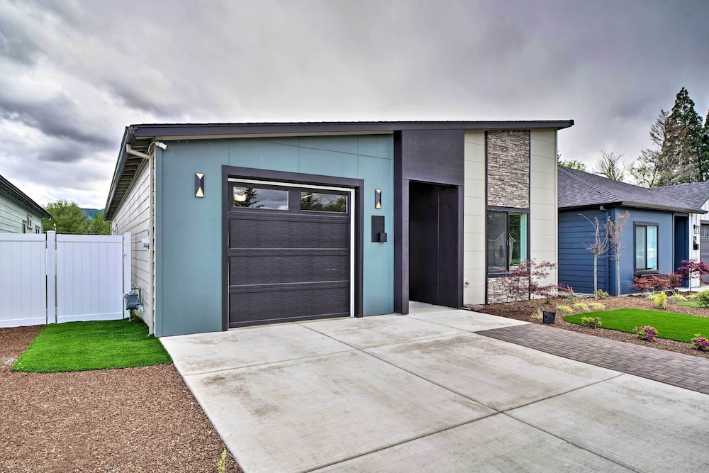 Medford Vacations - Modern Medford Escape 3 Mi to Downtown! - Property Image 4