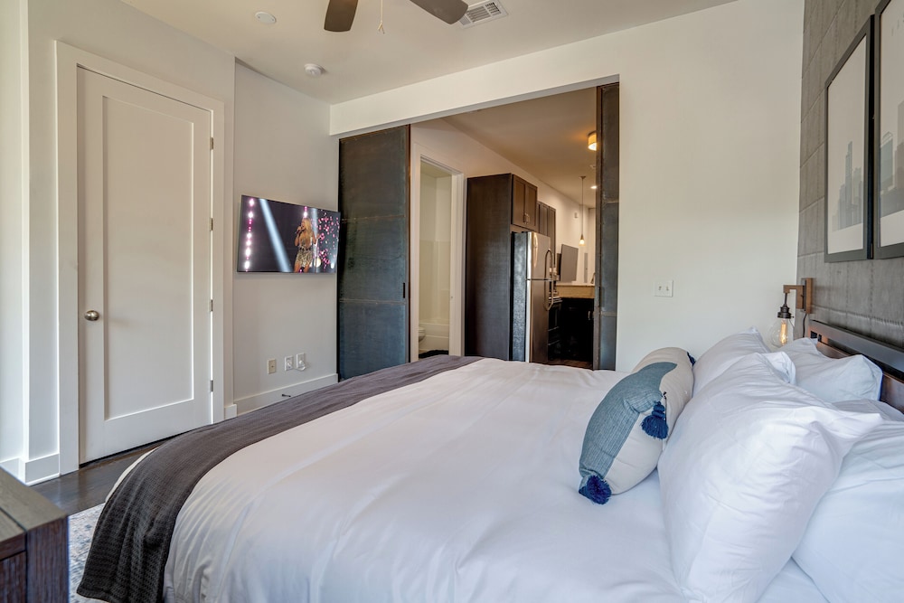 Lofts At 30th - Urban Lodge - Mins to Broadway!