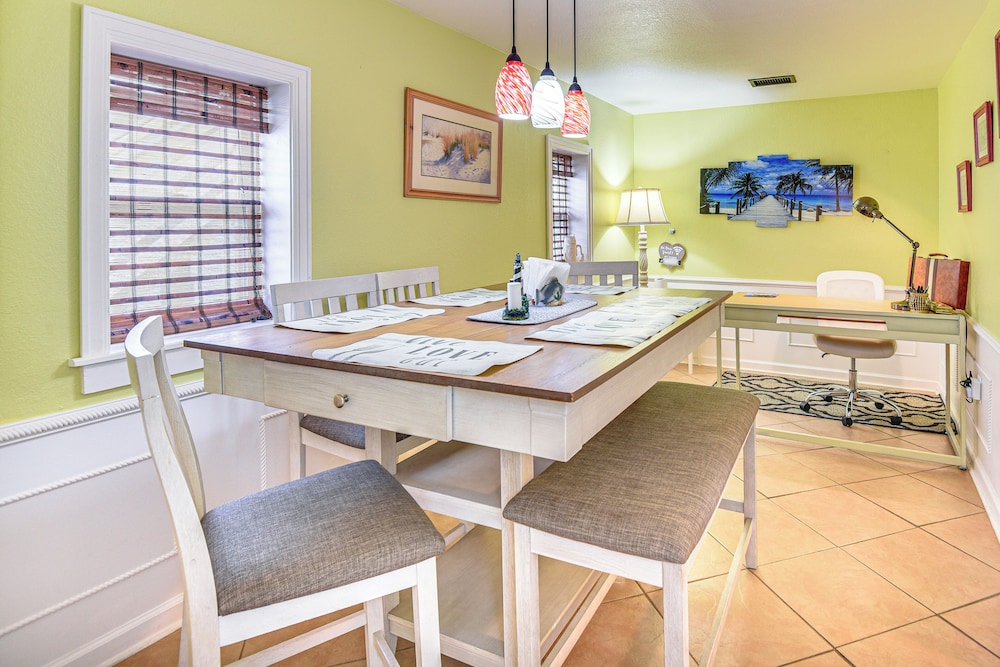 < 1/2 Mi to Beach Access + Pier: OBX Getaway